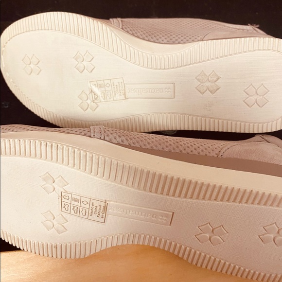 Size 7.5. Color is mushroom synthetic. Naturalized brand are known for comfy. - Picture 5 of 6